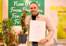 Thijs Veldhuizen of Plantipp with the Pracanta 'Orange Star'. "The first thornless Pyracante. The variety won first prize for best novelty in the woody crop category.